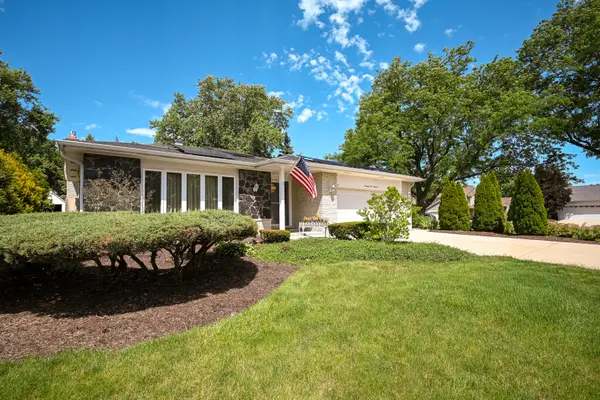 7100 Terrace DR, Downers Grove, IL 60516