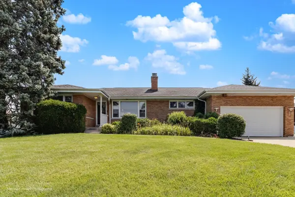 125 N Oak Leaf DR, Addison, IL 60101