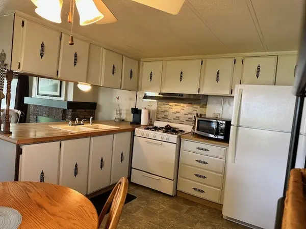 9 Hickory LN, Sandwich, IL 60548