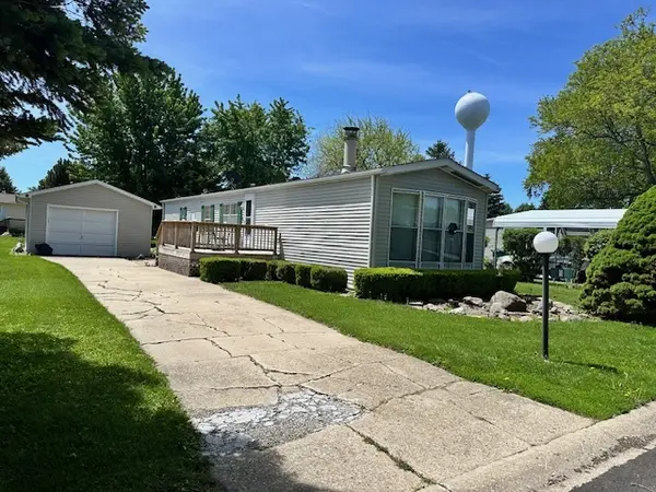9 Hickory LN, Sandwich, IL 60548