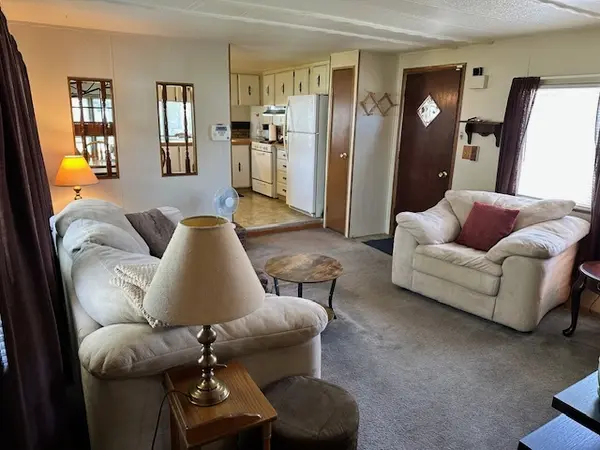 9 Hickory LN, Sandwich, IL 60548