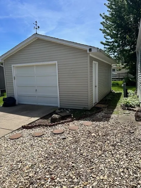 9 Hickory LN, Sandwich, IL 60548
