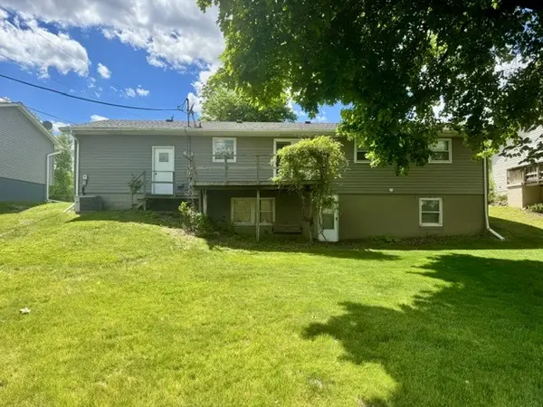 2613 N 11th ST, Clinton, IA 52732
