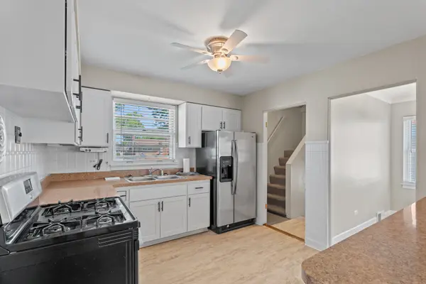 4610 W 97th PL, Oak Lawn, IL 60453
