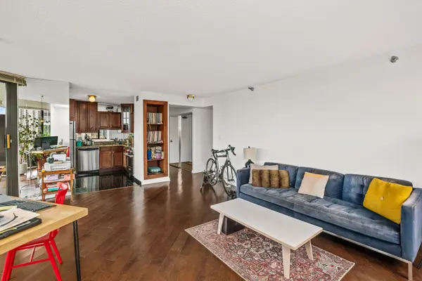 33 W Delaware PL #22J, Chicago, IL 60610