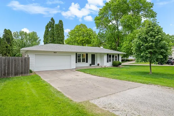 907 Colony DR, Davenport, IA 52806