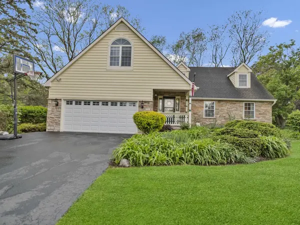 38W643 Bittersweet LN, Elgin, IL 60124