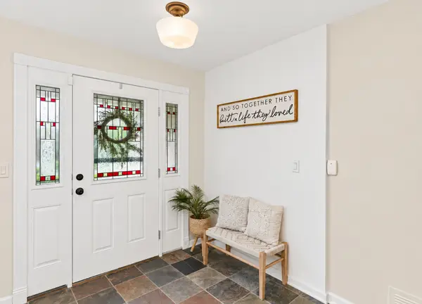 38W643 Bittersweet LN, Elgin, IL 60124