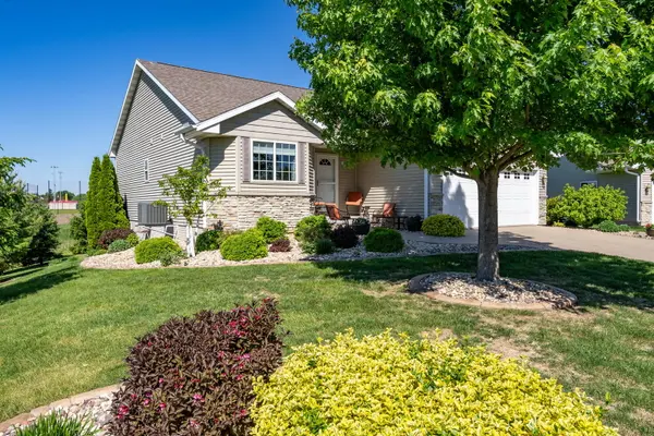 602 E Sheridan DR, Eldridge, IA 52748