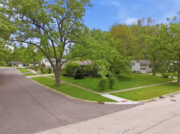 324 Birchwood LN, Dekalb, IL 60115
