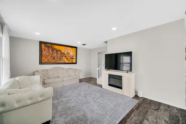 611 Kendall CT, Schaumburg, IL 60194