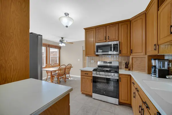 2300 Appleby DR, Wheaton, IL 60189