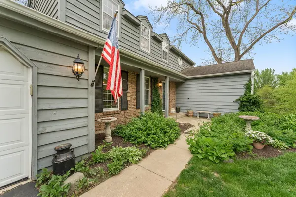 635 Oakview DR, Algonquin, IL 60102