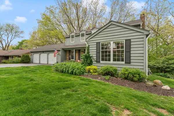 635 Oakview DR, Algonquin, IL 60102