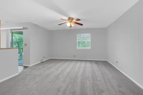 18 N Victoria LN #G, Streamwood, IL 60107