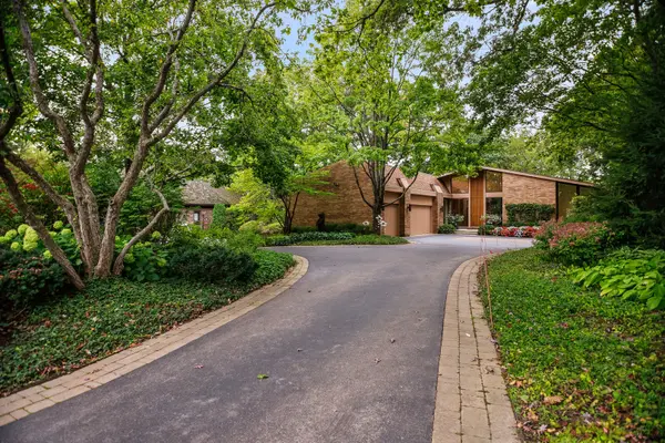 990 Sheridan RD, Highland Park, IL 60035
