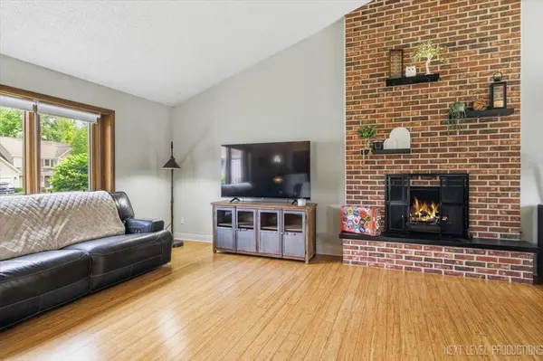 738 Bernadette LN, Batavia, IL 60510