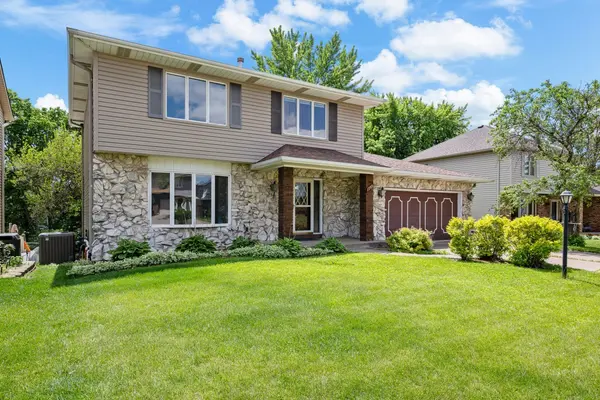 1705 Queens DR, Bettendorf, IA 52722
