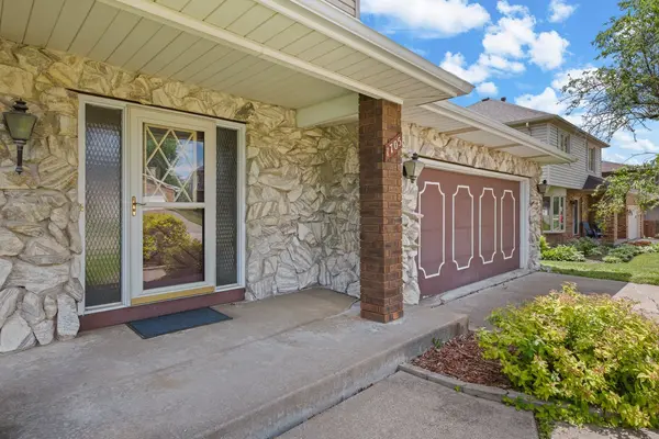 1705 Queens DR, Bettendorf, IA 52722