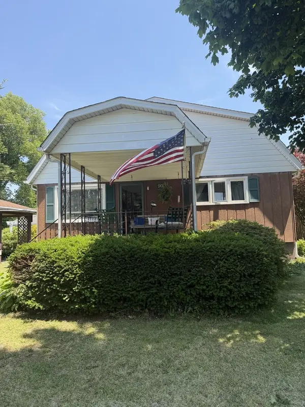 900 N Park ST, Sesser, IL 62884