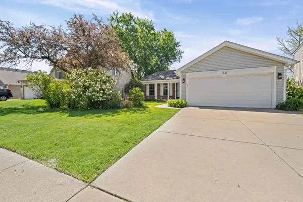 621 Cutter LN, Elk Grove Village, IL 60007