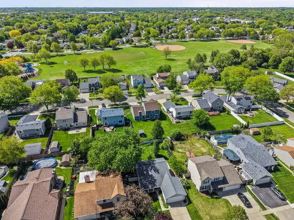 621 Cutter LN, Elk Grove Village, IL 60007