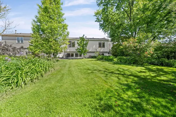 621 Cutter LN, Elk Grove Village, IL 60007