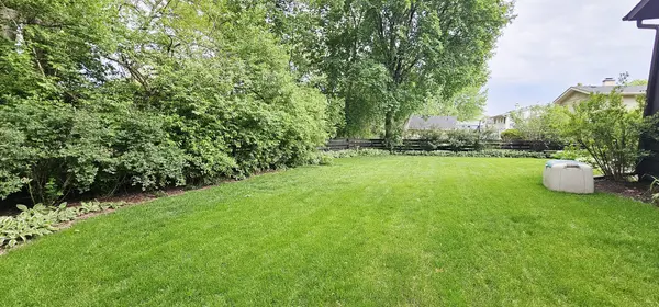 905 Nottingham LN, Crystal Lake, IL 60014