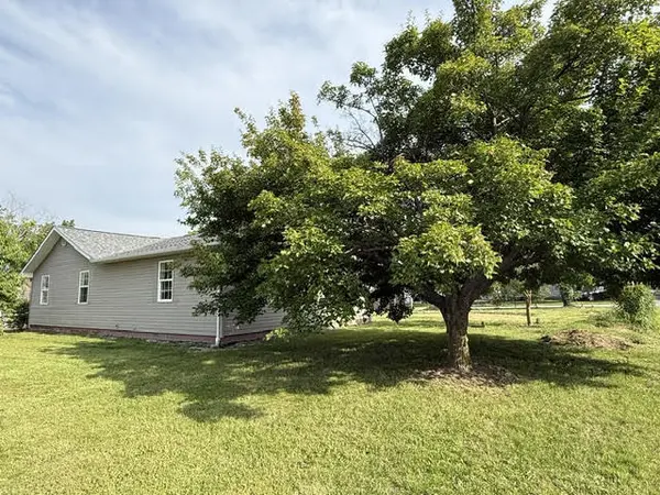 1102 Bailey LN, Benton, IL 62812
