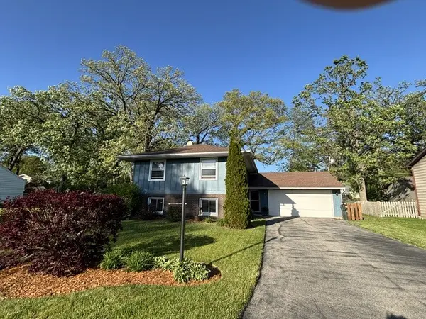 203 CEDARWOOD LN, Antioch, IL 60002