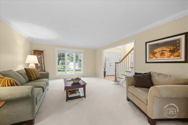 202 Windsor CIR, St. Charles, IL 60175