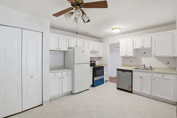 7413 Brookdale DR #212, Darien, IL 60561
