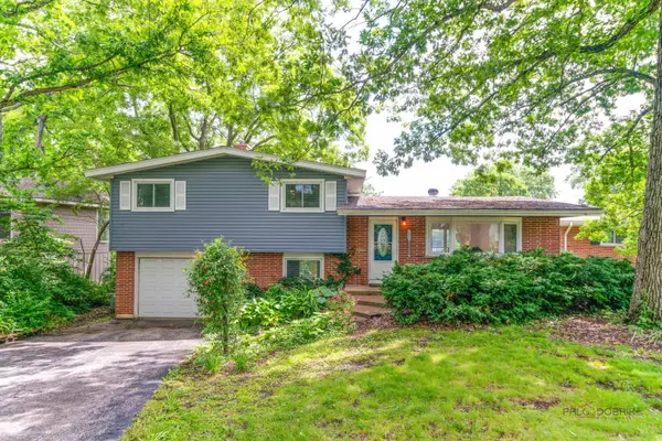 1083 Lomond DR, Mundelein, IL 60060