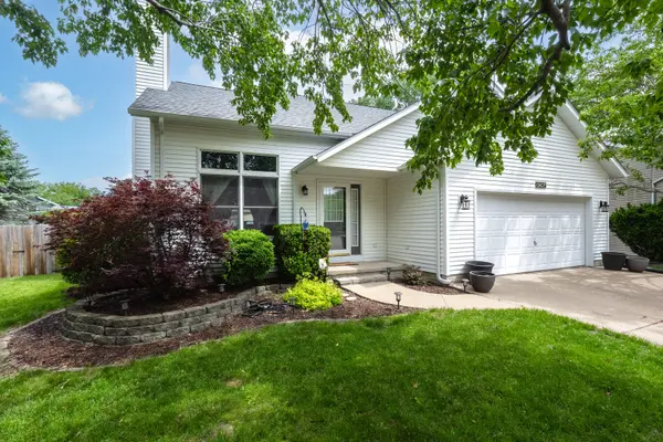 3254 W 64th Street CT, Davenport, IA 52806