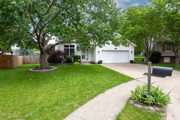3254 W 64th Street CT, Davenport, IA 52806
