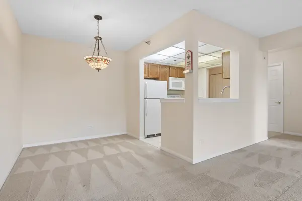 1 Bloomingdale PL #220, Bloomingdale, IL 60108