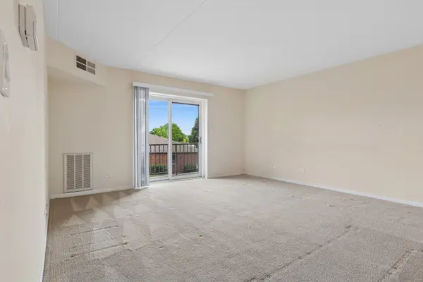 1 Bloomingdale PL #220, Bloomingdale, IL 60108