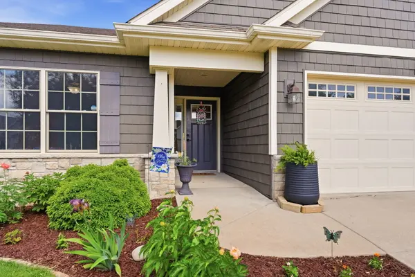 605 Danielle CT, Blue Grass, IA 52726
