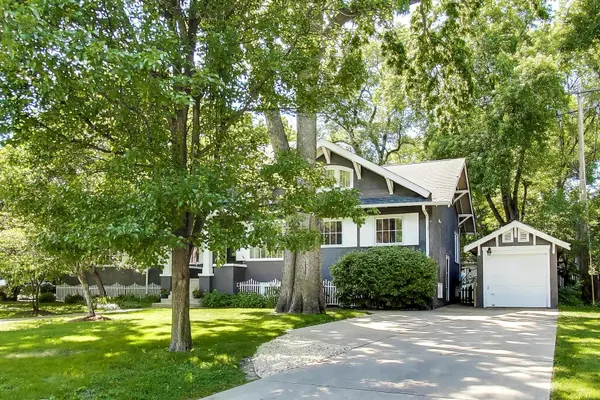 172 Barrypoint RD, Riverside, IL 60546