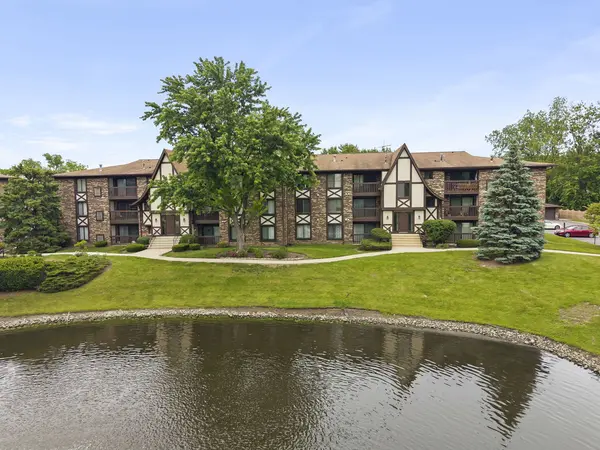 525 Cumnor RD #306, Westmont, IL 60559