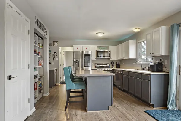 381 Warwick LN, Lake In The Hills, IL 60156
