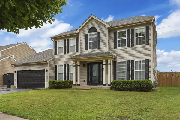 381 Warwick LN, Lake In The Hills, IL 60156