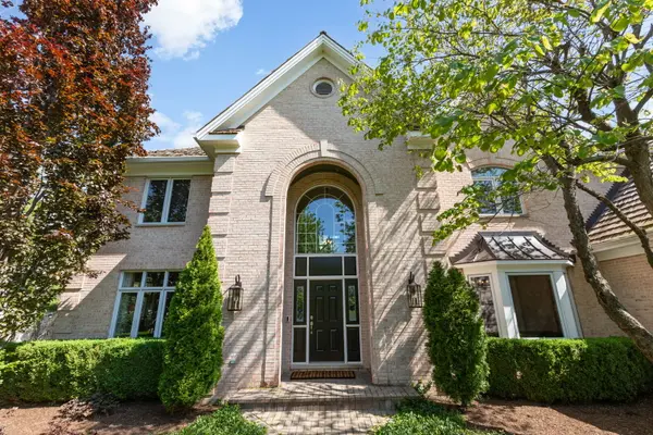 320 Camelot LN, Libertyville, IL 60048