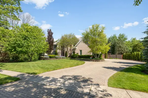 320 Camelot LN, Libertyville, IL 60048