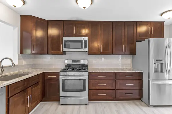 379 Ascot LN, Streamwood, IL 60107