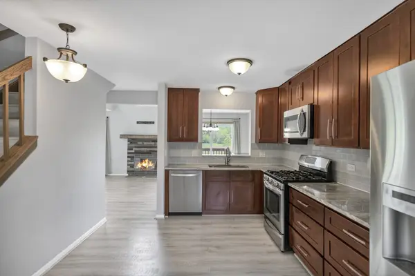 379 Ascot LN, Streamwood, IL 60107