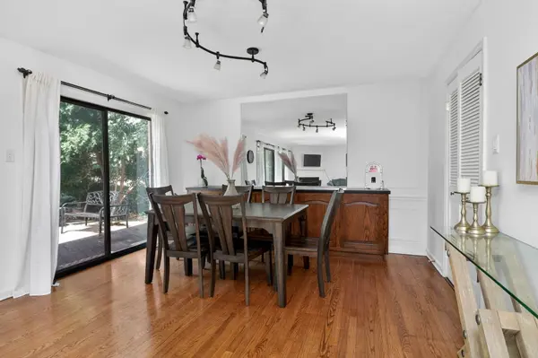 2S742 AVENUE ORLEANS, Oak Brook, IL 60523