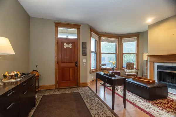 3512 N Bosworth AVE, Chicago, IL 60657