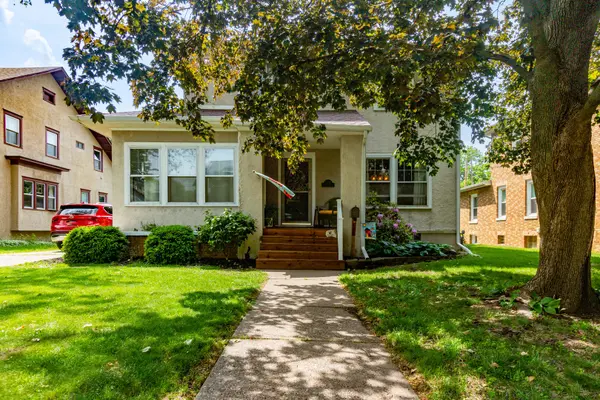 2440 Arlington AVE, Davenport, IA 52803