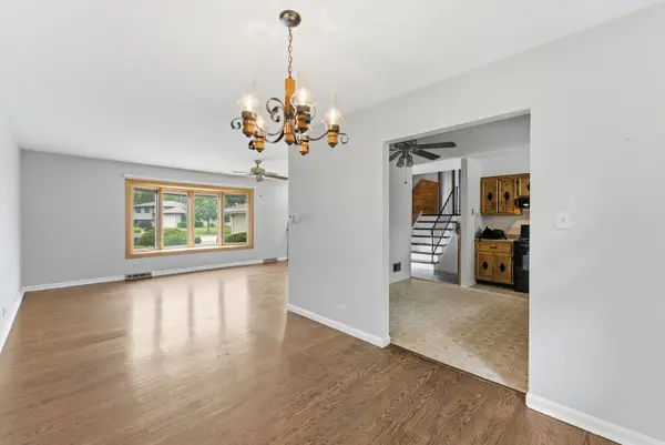 565 Eletson DR, Crystal Lake, IL 60014